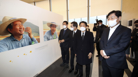 더불어민주당 소속 시·도지사들이 설 명절을 앞둔 14일 경남 김해시 진영읍 봉하마을 고(故) 노무현 전 대통령 묘역을 찾아 참배한 뒤 전시관을 관람하고 있다. 오른쪽부터 김관영 전북도지사, 강기정 광주광역시장, 김동연 경기지사, 김영록 전남지사. 전북도 제공=연합뉴스.